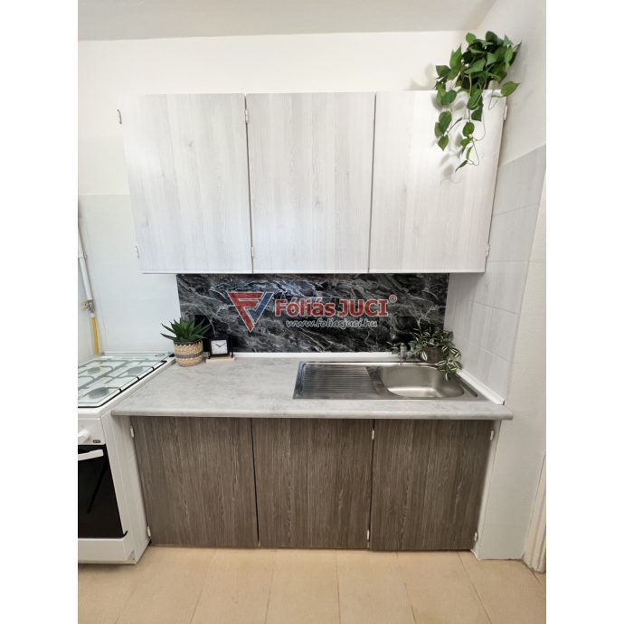 Különböző színű alsó és felső ajtók